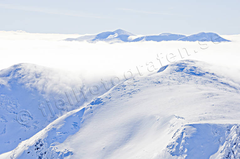Helags ovan moln drönarbilder, drönarfoto, fjäll, flygbild, flygbilder, Flygfoto, flygfoton, Helags, Jämtland, Kyrkstensfjället, Landskap, moln, vinter