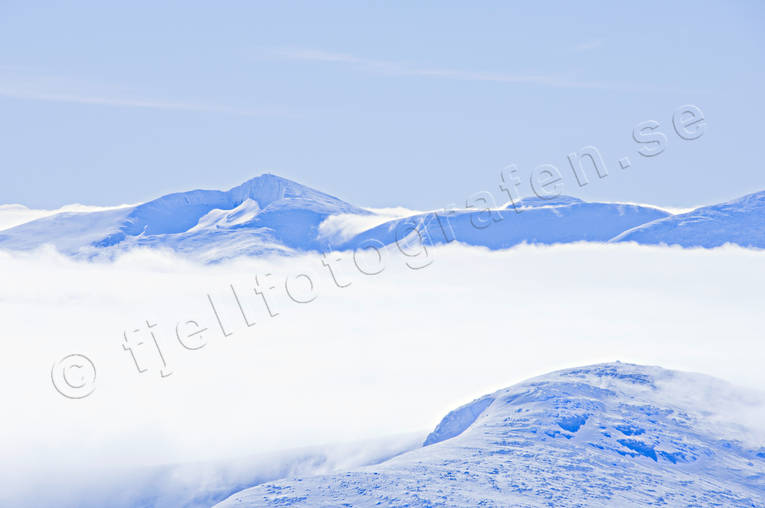 Helags ovan moln drönarbilder, drönarfoto, fjäll, flygbild, flygbilder, Flygfoto, flygfoton, Helags, Jämtland, Landskap, moln, vinter