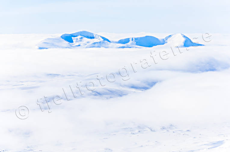 Helags ovan moln drönarbilder, drönarfoto, fjäll, fjällbilder, FJÄLLEN, flygbild, flygbilder, Flygfoto, flygfoton, Helags, Härjedalen, Landskap, moln, vinter