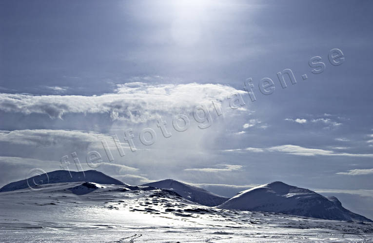 Helagsfjällen och Predikstolen blå, fjäll, fjällmassiv, fjälltoppar, Helags, Jämtland, Jämtlandsfjällen, Landskap, moln, motljus, Predikstolen, toppar, vinter, vårvinter