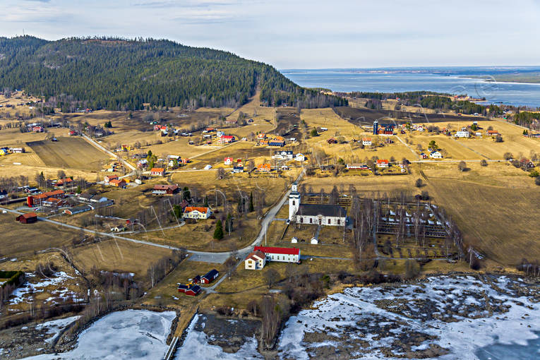 Hoverberg och Hoverberget Flygfoto byar, drönarbilder, drönarfoto, flygbild, flygbilder, Flygfoto, flygfoton, grotta, Hoverberg, Hoverberget, Jämtland, kyrka, kyrkor, Landskap, Storsjön, vår, våris