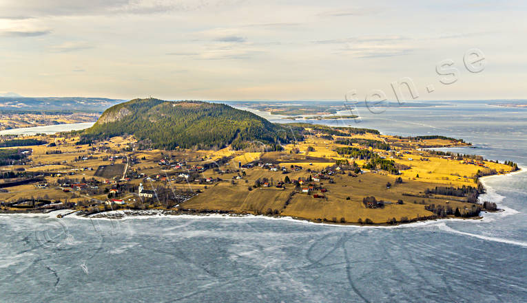 Hoverberg och Hoverberget Flygfoto byar, drönarbilder, drönarfoto, flygbild, flygbilder, Flygfoto, flygfoton, grotta, Hoverberg, Hoverberget, Jämtland, kyrka, kyrkor, Landskap, Storsjön, vår, våris