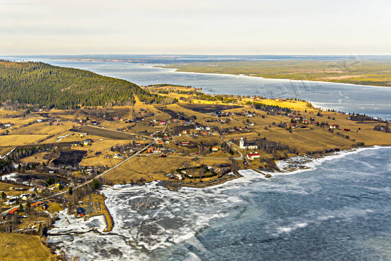 Hoverberg och Hoverberget Flygfoto byar, drönarbilder, drönarfoto, flygbild, flygbilder, Flygfoto, flygfoton, grotta, Hoverberg, Hoverberget, Jämtland, kyrka, kyrkor, Landskap, Storsjön, vår, våris