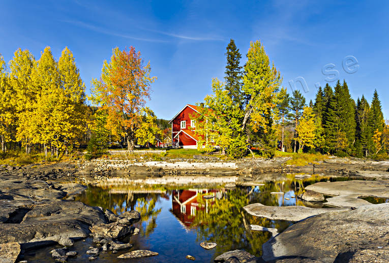 Hus vid Tännforsen byggnader, gårdar, hus, höst, höstfärger, Jämtland, Landskap, Sevärdheter, spegelbild, Tännforsen