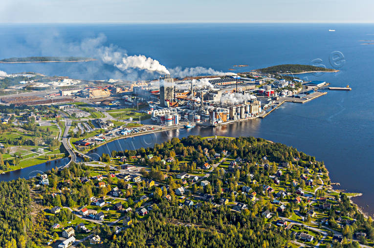 Husum pappersbruk anläggningar, Dombäcksön, drönarbilder, drönarfoto, fabrik, flygbild, flygbilder, Flygfoto, flygfoton, Husum, Husån, kustnära, massafabrik, massaindustri, Metsä Board, pappersbruk, pappersmassa, reningsverk, Rågön, samhällen, sommar, Ångermanland