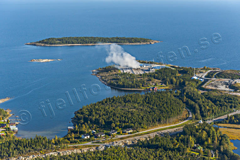 Husum pappersbruk Reningsverk anläggningar, Boviken, drönarbilder, drönarfoto, fabrik, flygbild, flygbilder, Flygfoto, flygfoton, Husum, kustnära, massafabrik, massaindustri, Metsä Board, pappersbruk, pappersmassa, reningsverk, Rågön, samhällen, sommar, Vömsviken, Vörtskär Labyrint, Ångermanland, Åskär