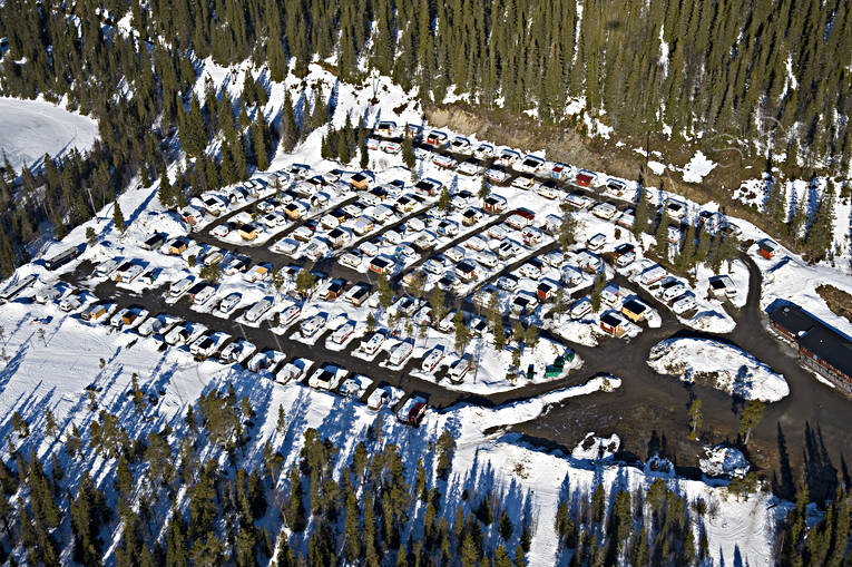 Husvagnsparkering i Hovde Bydalen, drönarbilder, drönarfoto, flygbild, flygbilder, Flygfoto, flygfoton, Hovde, husvagnar, husvagnsparkering, Höglekardalen, kultur, nutid, parkering, skidanläggning, vinterturism