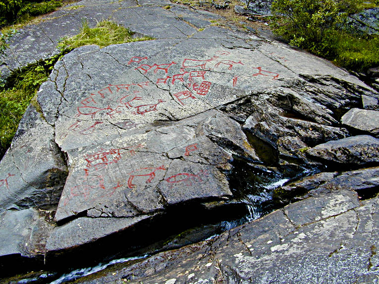 Hällristningar vid Glösabäcken fornminnen, forntid, fångst, Glösa, hällmålningar, hällristningar, jakt, kultur, runor, stenålder