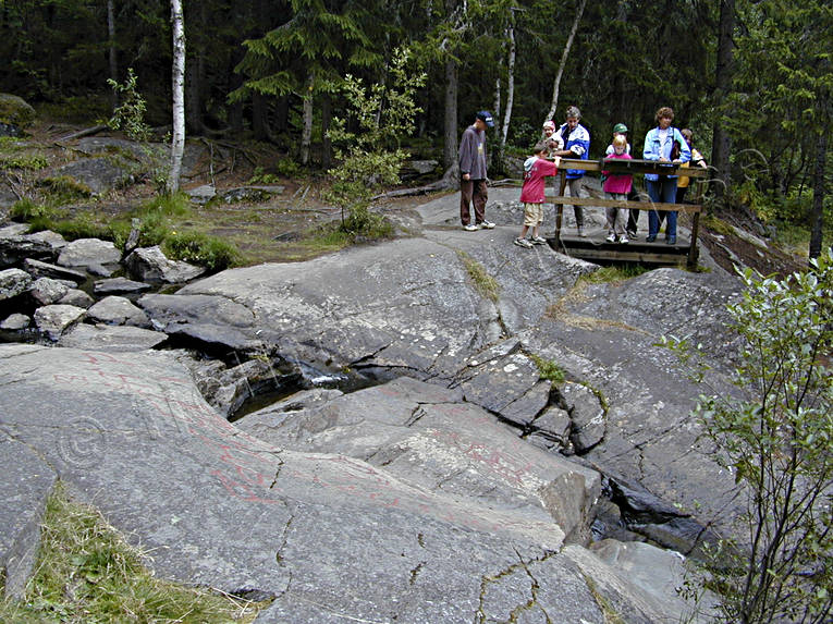 Hällristningar vid Glösabäcken fornminnen, forntid, fångst, Glösa, hällmålningar, hällristningar, jakt, kultur, runor, stenålder