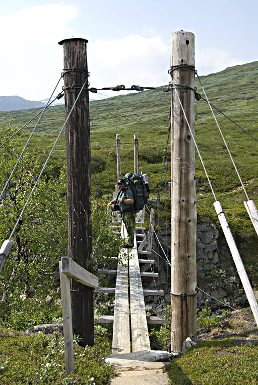 Hängbro över Vassjajåkkå bro, fjäll, fjälled, fjällvandra, fjällvandrare, fjällvandring, hängbro, led, Padjelanta, sommar, äventyr