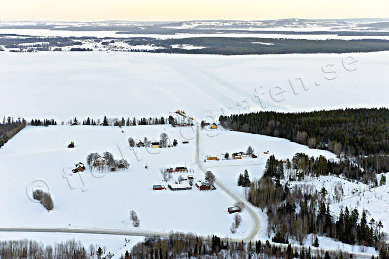 Håkansta Färjeläger drönarbilder, drönarfoto, flygbild, flygbilder, Flygfoto, flygfoton, färja, färjeläger, gårdar, Håkansta, isväg, Jämtland, Landskap, Storsjön, vinter