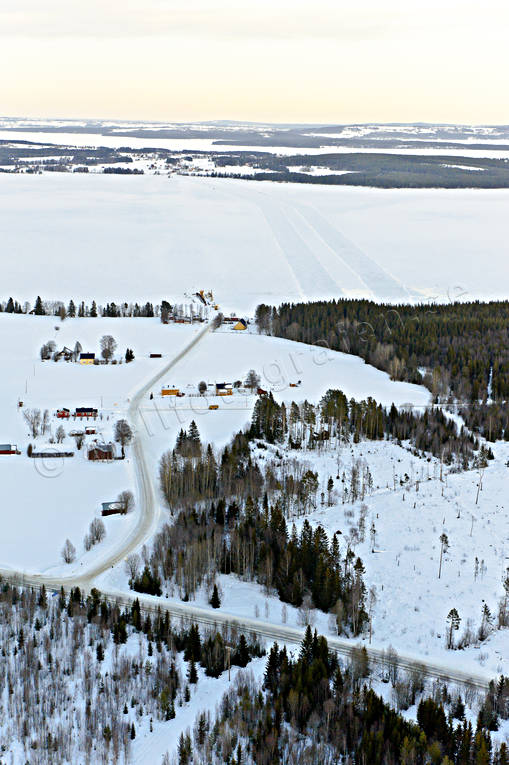 Håkansta Färjeläger drönarbilder, drönarfoto, flygbild, flygbilder, Flygfoto, flygfoton, färja, färjeläger, gårdar, Håkansta, isväg, Jämtland, Landskap, Storsjön, vinter