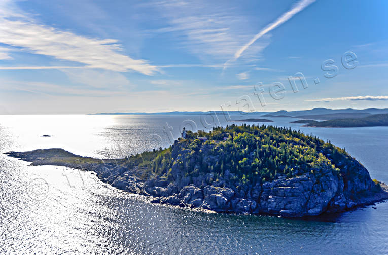 Högbondens fyr Höga Kusten anläggningar, byggnader, drönarbilder, drönarfoto, ensligt, flygbild, flygbilder, Flygfoto, flygfoton, fyr, fyrtorn, fyrvaktarställe, hav, höga kusten, Högbonden, Högbondens, Högbondens Fyr, kobbe, kust, Landskap, natur, sevärdhet, Sevärdheter, sjöfart, sommar, sommardag, utflyktsmål, Ångermanland, öar