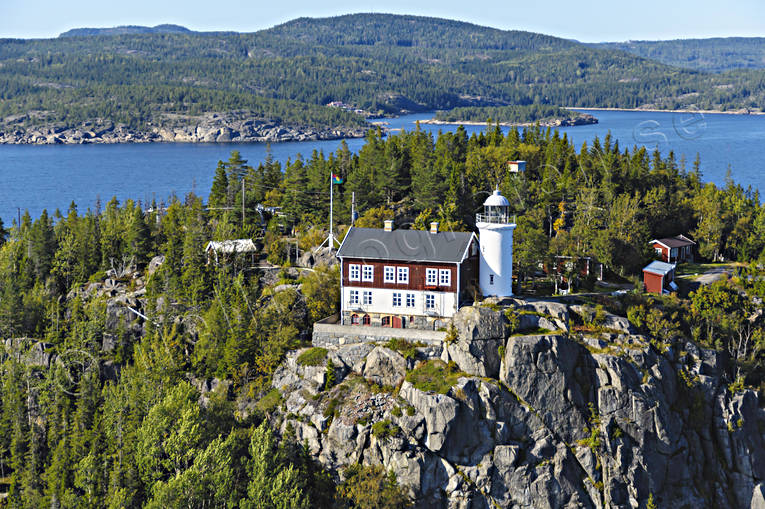 Högbondens fyr Höga Kusten anläggningar, byggnader, drönarbilder, drönarfoto, flygbild, flygbilder, Flygfoto, flygfoton, fyr, fyrtorn, höga kusten, Högbonden, Högbondens, kommunikationer, Landskap, sevärdhet, Sevärdheter, sjöfart, sommar, sommardag, utflyktsmål, Ångermanland
