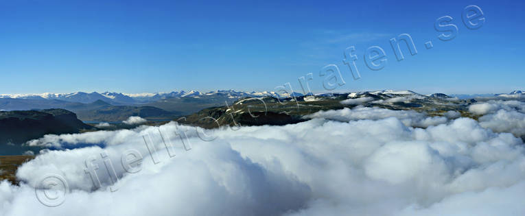 Högfjällsområde i Sarek drönarbilder, drönarfoto, fjäll, flygbild, flygbilder, Flygfoto, flygfoton, högfjällsområde, Landskap, lappland, moln, molnskikt, nationalpark, nationalparker, panorama, panoramabilder, sarek, sommar