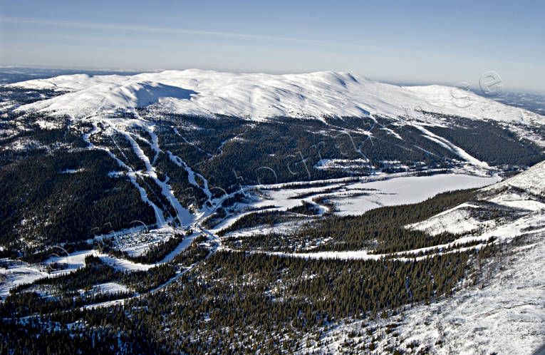 Höglekardalen och Bydalen Bydalen, bydalsjön, drönarbilder, drönarfoto, fjäll, fjällmiljö, flygbild, flygbilder, Flygfoto, flygfoton, Höglekardalen, Jämtland, Landskap, miljö, miljöförstöring, miljöpåverkan, miljöskada, nedfarter, Oviksfjällen, skidbackar, skidåkning, slalombackar, vinter, Västfjället
