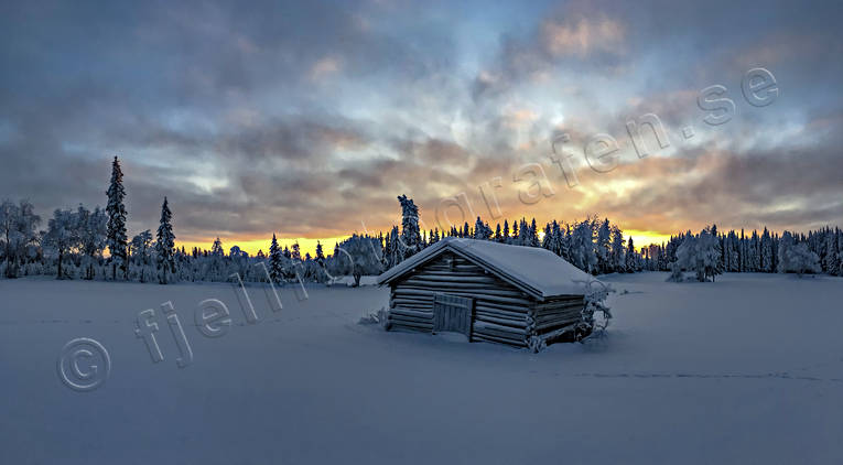 Hölada i vinterljus byggnader, hölada, julstämning, Jämtland, kallt, lada, midvinter, stämning, stämningsbild, stämningsbilder, timrad, vinter, vinterstämning, årstid, årstider