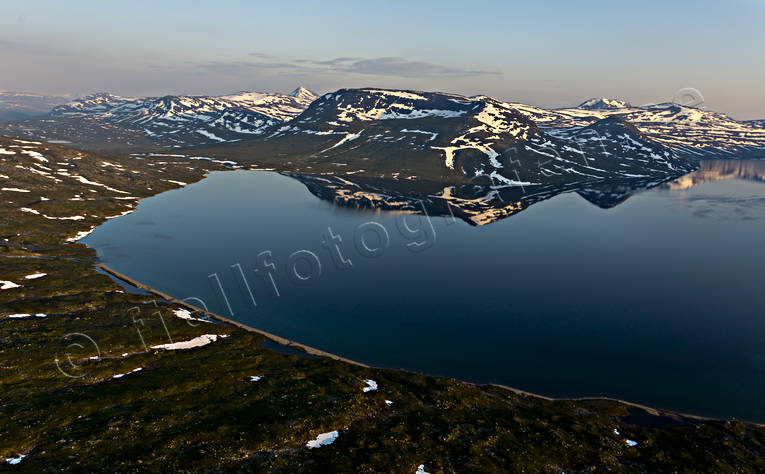 Ikkesjavrre i morgonsol Bahkaslåpptå, drönarbilder, drönarfoto, fjällblder, FJÄLLEN, fjällsjö, flygbild, flygbilder, Flygfoto, flygfoton, Ikkesjavrre, lappland, sandstrand, sommar, spegling