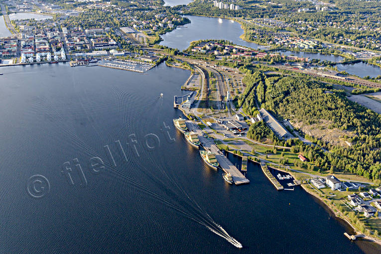 Isbrytare vid kaj drönarbilder, drönarfoto, flygbild, flygbilder, Flygfoto, flygfoton, Gråsjälfjärden, hamnen, isbrytare, Luleå, Norrbotten, sommar, städer