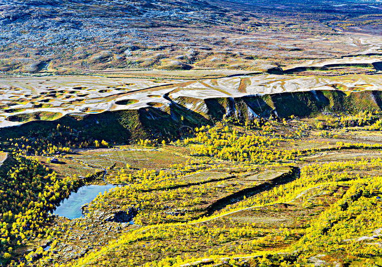 Issjödalen Dödisområde drönarbild, drönarbilder, drönarfoto, dödis, dödisområde, flygbild, flygbilder, Flygfoto, flygfoton, Gröndalen, höst, höstfärger, Issjödalen, issjön, istidslämningar, Jämtland, Landskap, natur
