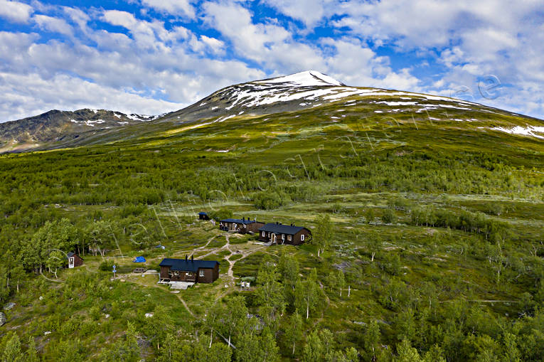 Kaitumstugorna och Sanarchohkka drönarbild, drönarbilder, drönarfoto, fjällstugor, flygbild, flygbilder, Flygfoto, flygfoton, Kaitum, Kaitumstugorna, Kungsleden, Landskap, lappland, Sanarcohkka, sommar, STF-stugor