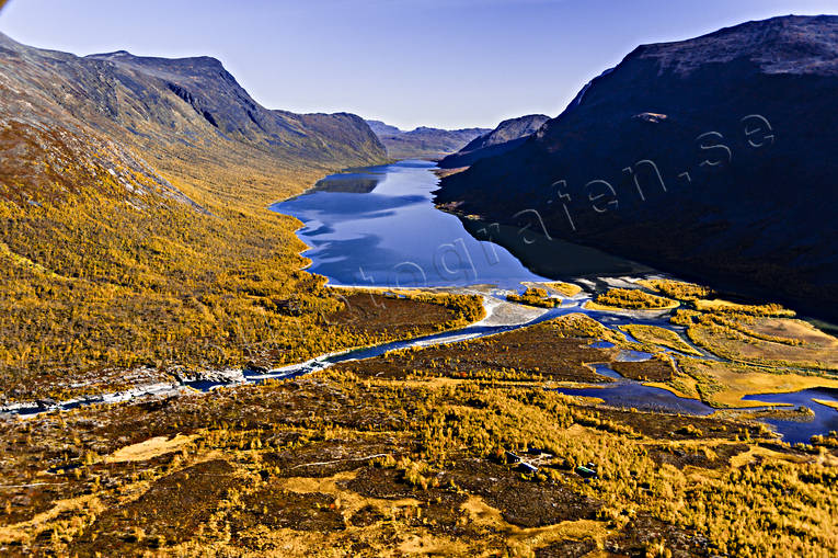 Kaitumstugorna och Kaitumjaure drönarbilder, drönarfoto, fjällbilder, FJÄLLEN, fjällen, flygbild, flygbilder, Flygfoto, flygfoton, höst, höstfärger, Kaitumjaure, Kaitumstugorna, Kungsleden, Landskap, lappland, Lapplandsfjällen, Livamtjåkka, Padje Kaitumjaure, årstid, årstider