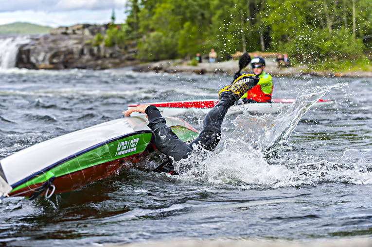 Kajakist välter blöt, kajak, kantra, paddla, plask, ramla, sjö, sport, tävling, vattendrag, vattensport, välta, äventyr