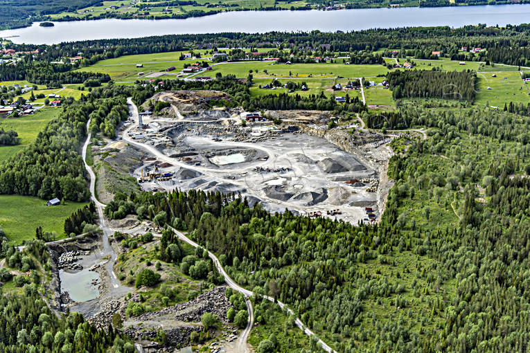 Kalkbrottet Gusta Brunflo anläggningar, bergtäkt, Brunflo, drönarbild, drönarbilder, drönarfoto, flygbild, flygbilder, Flygfoto, flygfoton, grusgrop, grustag, gusta, Gusta kalksten, Jämtland, Jämtlandskalksten, kalkbrott, kalksten, sommar