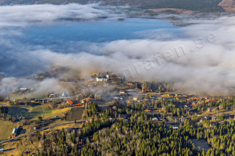 Kall kyrkby Flygfoto dimma, drönarbilder, drönarfoto, flygbild, flygbilder, Flygfoto, flygfoton, Jämtland, kall, Kallsjön, kyrka, kyrkor, samhällen, vår