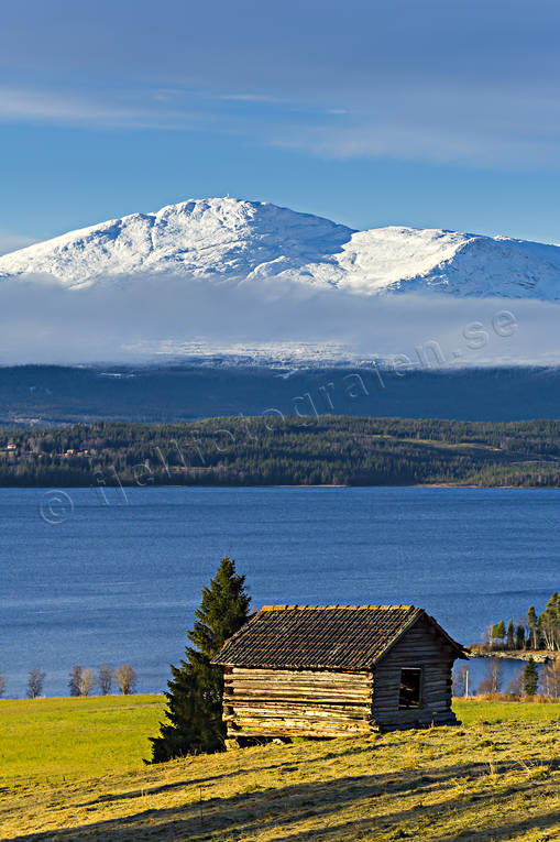 Kallsjön och Åreskutan byggnationer, dimbank, fjäll, fjälltopp, hus, höst, Jämtland, Kallsjön, lada, Landskap, nysnö, timrad, Åreskutan, årstider