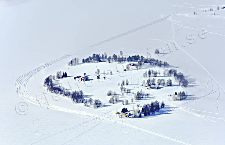 Kallöholmen i Storavan drönarbild, drönarbilder, drönarfoto, ensligt, flygbild, flygbilder, Flygfoto, flygfoton, holme, Kallöholmen, Landskap, lappland, skoterspår, Storavan, vildmark, vinter, vårvinter, årstid, årstider, ö, öde