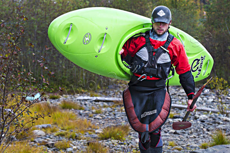 Kanotist bär sin forskajak forskajak, friluftsliv, höst, kajak, kanot, kanotist, paddel, paddla, vattensport, äventyr