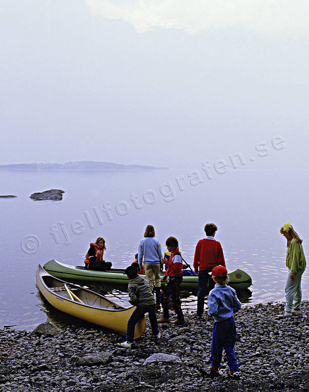 Kanotutflykt för skolbarn barn, båtar, båtliv, friluftsliv, kanot, kanoter, kanoting, sommar, Storsjön, strand, uteliv, utflykt, vattensport, äventyr