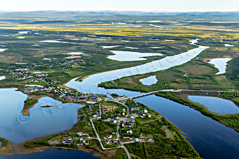 Karesuando vid Muonio älv drönarbilder, drönarfoto, fjällbilder, FJÄLLEN, flygbild, flygbilder, Flygfoto, flygfoton, gräns, gränssamhälle, Karesuando, Karesuvanto, kyrkby, Landskap, lappland, Muonio, Nordkalotten, samhällen, sommar, älv
