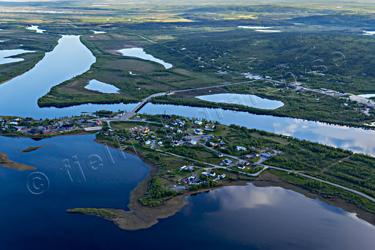 Karesuando vid Muonio älv drönarbilder, drönarfoto, flygbild, flygbilder, Flygfoto, flygfoton, gräns, gränssamhälle, Karesuando, Karesuvanto, kyrkby, lappland, Muonio, Nordkalotten, samhällen, sommar, älv