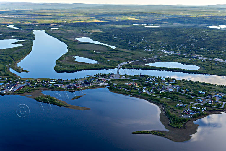 Karesuando vid Muonio älv drönarbilder, drönarfoto, flygbild, flygbilder, Flygfoto, flygfoton, gräns, gränssamhälle, Karesuando, Karesuvanto, kyrkby, lappland, Muonio, Nordkalotten, samhällen, sommar, älv