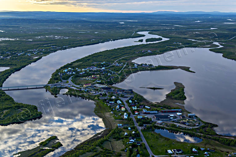 Karesuando vid Muonio älv drönarbilder, drönarfoto, flygbild, flygbilder, Flygfoto, flygfoton, gräns, gränssamhälle, Karesuando, Karesuvanto, kyrkby, lappland, Muonio, Nordkalotten, samhällen, sommar, älv