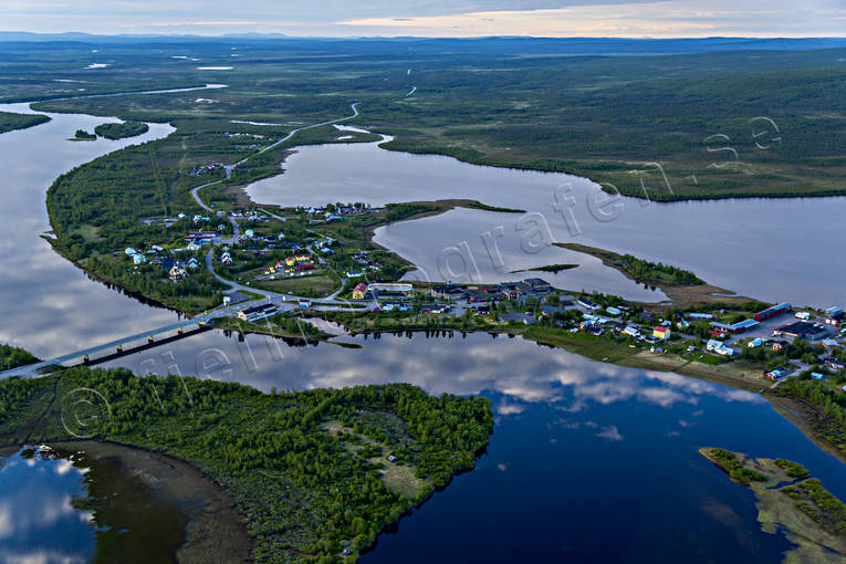 Karesuando vid Muonio älv drönarbilder, drönarfoto, flygbild, flygbilder, Flygfoto, flygfoton, gräns, gränssamhälle, Karesuando, Karesuvanto, kyrkby, lappland, Muonio, Nordkalotten, samhällen, sommar, älv