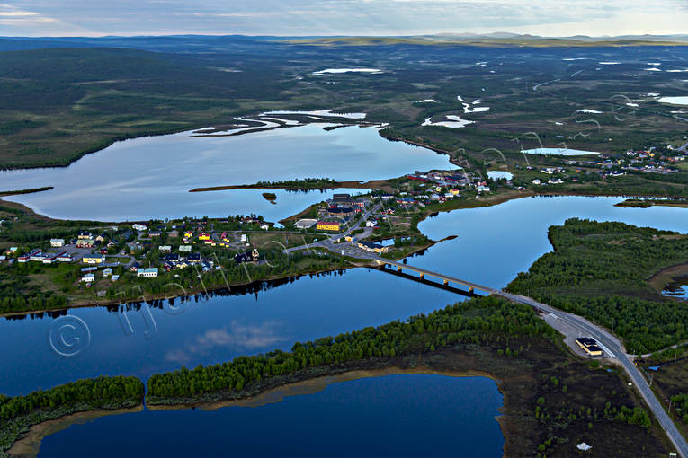 Karesuando vid Muonio älv drönarbilder, drönarfoto, flygbild, flygbilder, Flygfoto, flygfoton, gräns, gränssamhälle, Karesuando, Karesuvanto, kyrkby, lappland, Muonio, Nordkalotten, samhällen, sommar, älv