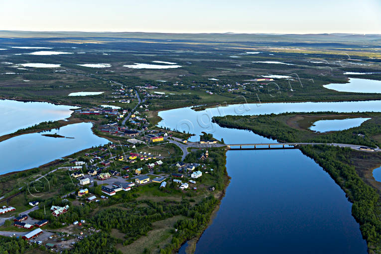 Karesuando vid Muonio älv drönarbilder, drönarfoto, flygbild, flygbilder, Flygfoto, flygfoton, gräns, gränssamhälle, Karesuando, Karesuvanto, kyrkby, lappland, Muonio, Nordkalotten, samhällen, sommar, älv