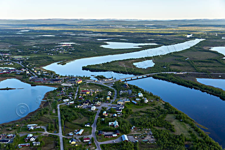 Karesuando vid Muonio älv drönarbilder, drönarfoto, flygbild, flygbilder, Flygfoto, flygfoton, gräns, gränssamhälle, Karesuando, Karesuvanto, kyrkby, lappland, Muonio, Nordkalotten, samhällen, sommar, älv