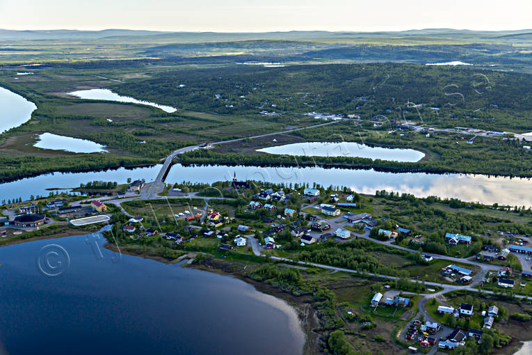 Karesuando vid Muonio älv drönarbilder, drönarfoto, flygbild, flygbilder, Flygfoto, flygfoton, gräns, gränssamhälle, Karesuando, Karesuvanto, kyrkby, lappland, Muonio, Nordkalotten, samhällen, sommar, älv