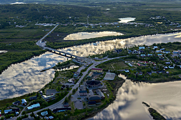 Karesuando vid Muonio älv drönarbilder, drönarfoto, flygbild, flygbilder, Flygfoto, flygfoton, gräns, gränssamhälle, Karesuando, Karesuvanto, kyrkby, lappland, Muonio, Nordkalotten, samhällen, sommar, älv