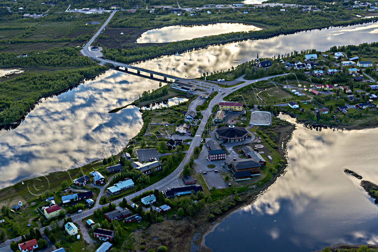 Karesuando vid Muonio älv drönarbilder, drönarfoto, flygbild, flygbilder, Flygfoto, flygfoton, gräns, gränssamhälle, Karesuando, Karesuvanto, kyrkby, lappland, Muonio, Nordkalotten, samhällen, sommar, älv