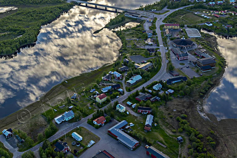 Karesuando vid Muonio älv drönarbilder, drönarfoto, flygbild, flygbilder, Flygfoto, flygfoton, gräns, gränssamhälle, Karesuando, Karesuvanto, kyrkby, lappland, Muonio, Nordkalotten, samhällen, sommar, älv