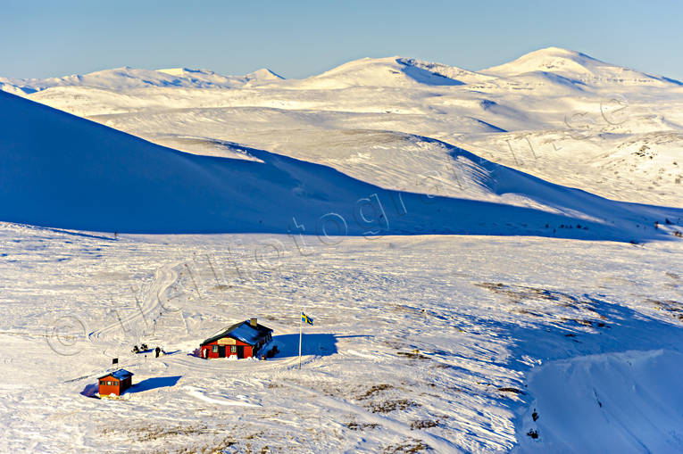 Kariknallens Toppstuga Beritkläppen, Bruksvallarna, byggnader, drönarbilder, drönarfoto, fjäll, fjällbilder, FJÄLLEN, fjällstuga, flygbild, flygbilder, Flygfoto, flygfoton, Härjedalen, Kariknallarna, Kariknallen, Knallen, Landskap, Skarsfjället, stugor, tuppstuga, vinter, Våffelbruket