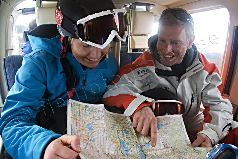 Kartläsning i helikopter fritid, helikopter, helikopterskidåkning, karta, kartläsning, off pist, skidåkare, skidåkning, sport, utförsåkning, vinter