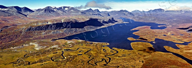 Kaska-Kaitumjaure och Kårsatjåkka Cihkkubakti, Cihkkumbakti, drönarbilder, drönarfoto, fjällbilder, FJÄLLEN, flygbild, flygbilder, Flygfoto, flygfoton, Gaska Gaidumjavri, höst, Kaitumjaure, kaska, Kaska-Kaitumjaure, Kårsatjåkka, Landskap, lappland, naturreservat, panorama, Sjaunja, Stora Sjöfallet, Suorregaise, Tjikkomvarto