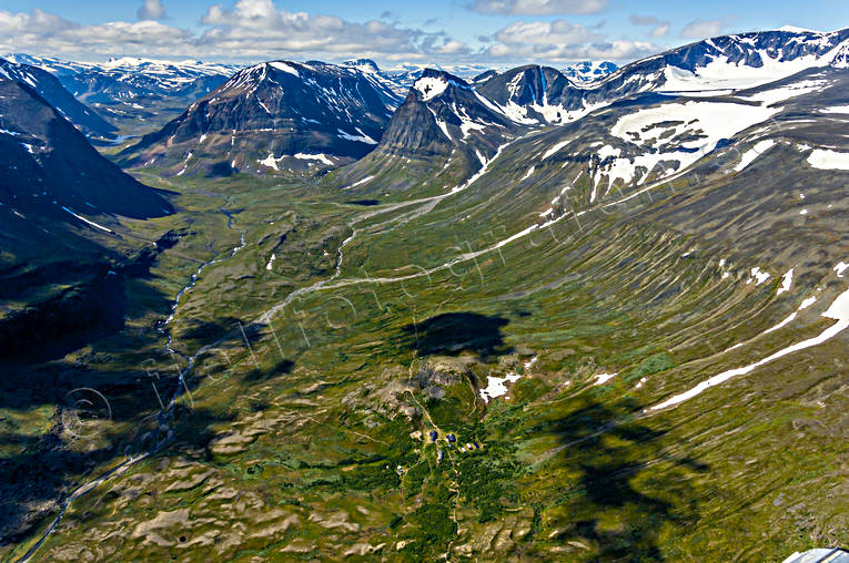 Kebnekaise och fjällstationen drönarbild, drönarbilder, drönarfoto, fjällstation, flygbild, flygbilder, Flygfoto, flygfoton, Kebnekaise, Ladtjovagge, Landskap, lappland, sommar, Turiststation