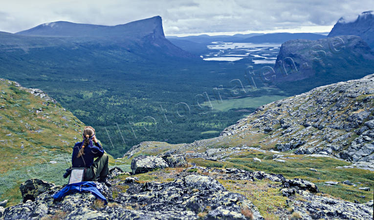 Kikarspaning i Sarek delta, deltalandskap, fjäll, fjällbrant, fjällbranter, fjällnatur, fjällvandra, fjällvandrare, fjällvandring, friluftsliv, Laitaure, Landskap, lappland, Lapponia, Nammasj, Nammatj, nationalpark, nationalparker, natur, Rapadalen, rast, Ridok, sarek, Sarek nationalpark, Sarekfjäll, Skerfe, Skierfe, sommar, sommarfjäll, Tjahkelij, Tjakkeli, uteliv, vila